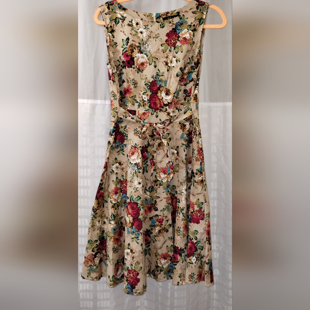 Dress Sleeveless Beige Aline Floral Print zip Knee Length. Tie in front or back